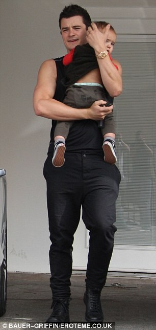 Orlando Bloom mang theo con trai đến phòng gym ở Hollywood. Sau đó Orlando Bloom đưa con trai cho vú nuôi để tham gia lớp học nhảy
